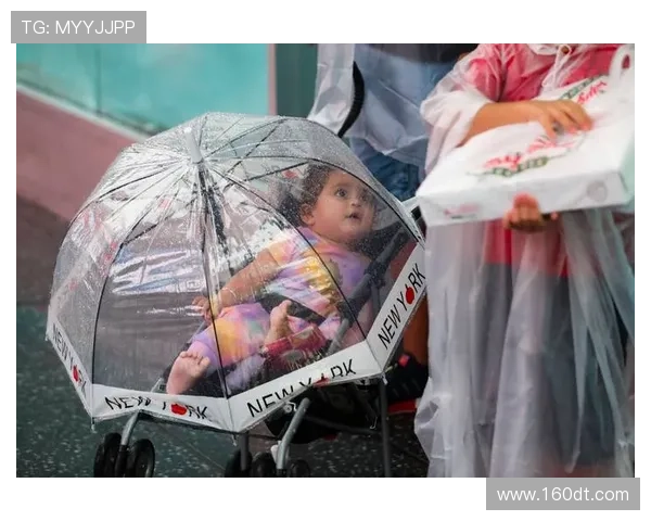 暴雨倾泻诺坎普记者伞下坚守中
